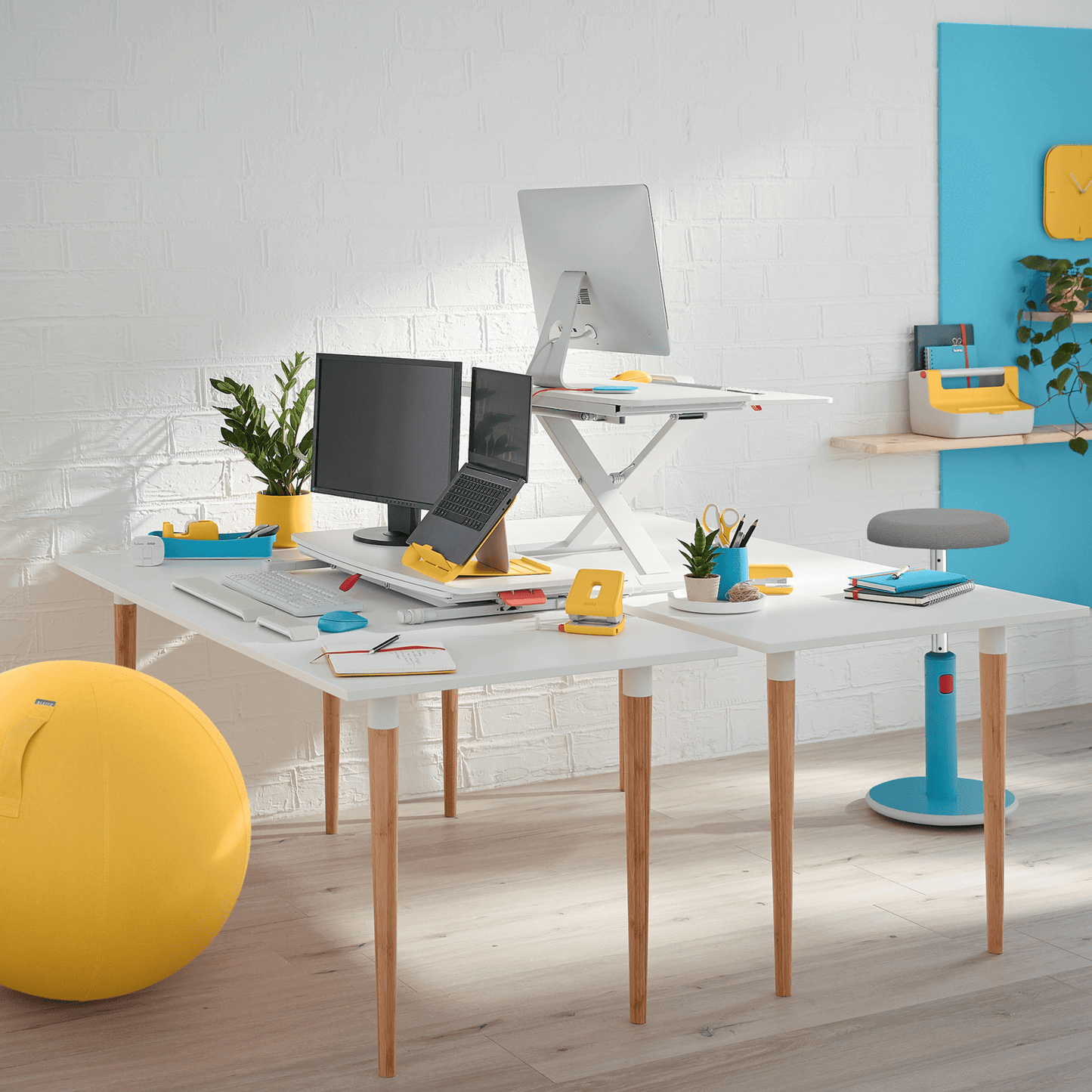 Leitz Acco Brands Ergo Cosy Höhenverstellbarer Sitz-/Steh-Schreibtischaufsatz mit ausziehbarer Tastaturablage - Bürowelten.eu