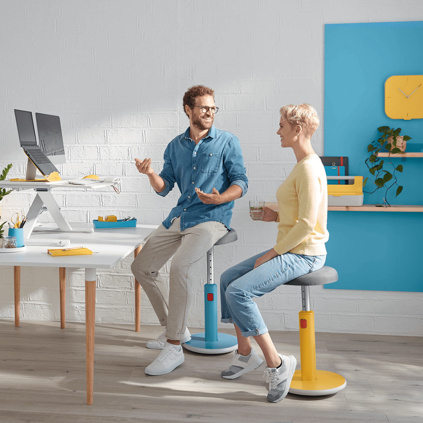 Leitz Acco Brands Ergo Cosy Active Sitz- & Stehhocker 2-in-1 - Bürowelten.eu